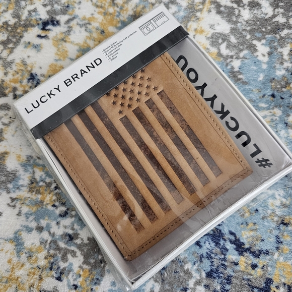 NEW Lucky Brand Leather Flag Embossed RFID Bifold Wallet - Picture 1 of 6